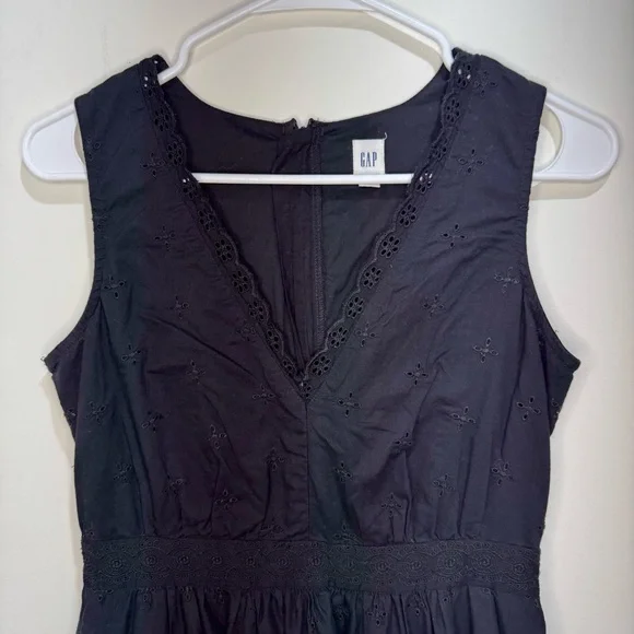 GAP Eyelet Embroidered Midi Dress Petite Size 4 - Picture 2 of 11